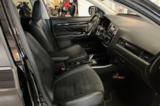 Mitsubishi Outlander PHEV EXE Navi 4WD 5P, vm. 2016, 131 tkm (3 / 13)