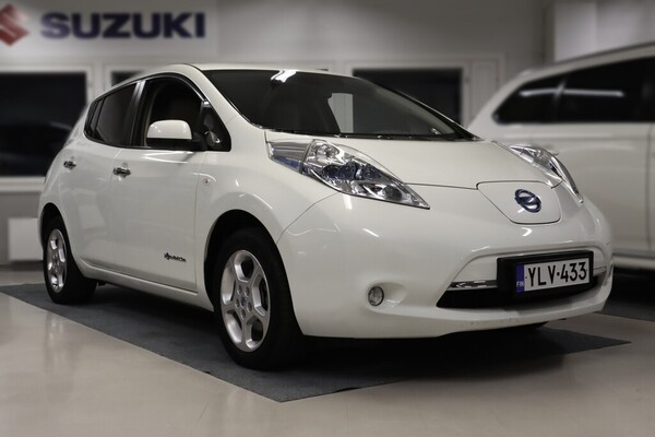 Nissan Leaf sähköauto + spoileri aurinkopaneelilla, vm. 2013, 119 tkm