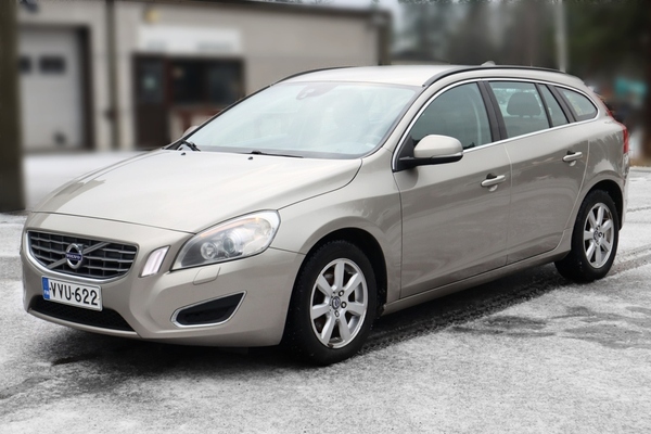 Volvo V60 1,6D DRIVe Momentum, vm. 2011, 299 tkm