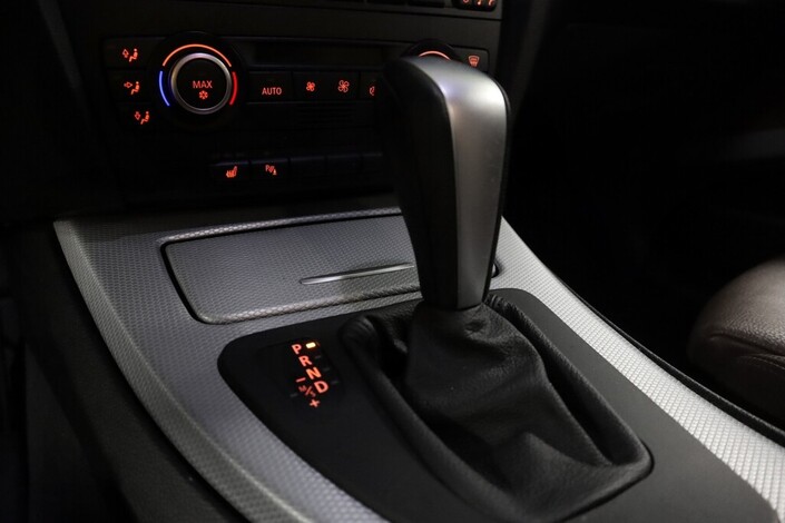 BMW 335 A E90 Sedan M-Sport, vm. 2008, 278 tkm (15 / 19)