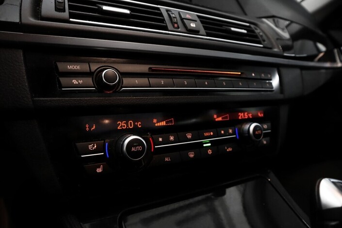BMW 520 TwinPower Turbo A F11 Touring Business, vm. 2012, 335 tkm (12 / 18)