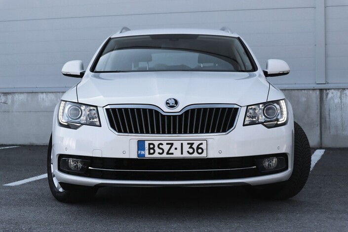 Skoda Superb Combi 2,0 TDI 140 Ambition Edition DSG Autom., vm. 2015, 187 tkm (2 / 16)