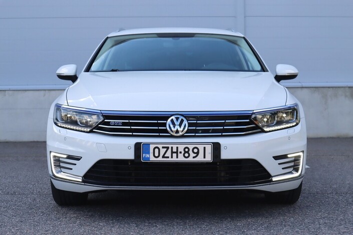 Volkswagen Passat Variant GTE Plug-In Hybrid 160 kW (218 hv) DSG-automaatti, vm. 2018, 62 tkm (2 / 23)