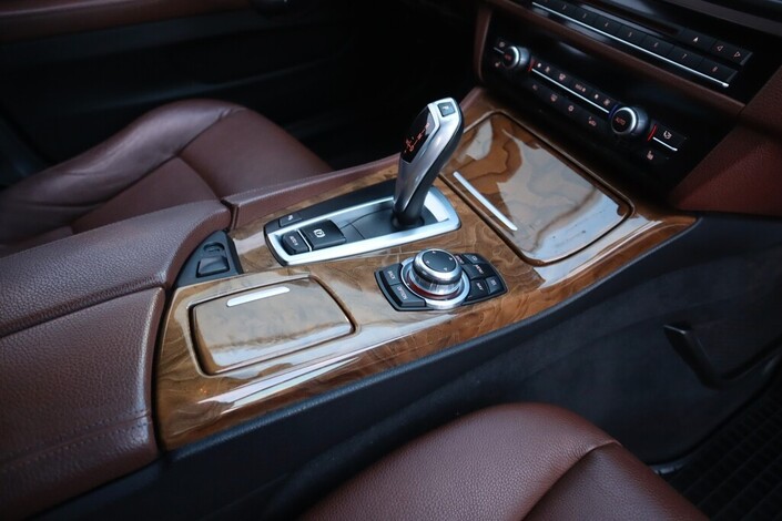BMW 520 A F10 Sedan Business, vm. 2011, 261 tkm (10 / 18)