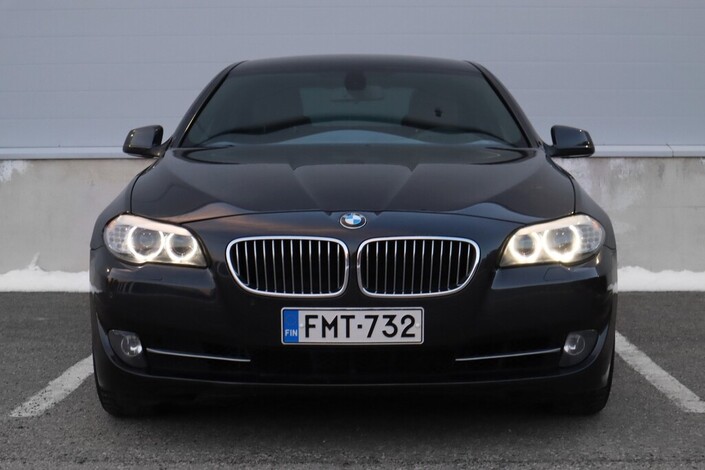 BMW 520 A F10 Sedan Business, vm. 2011, 261 tkm (2 / 18)