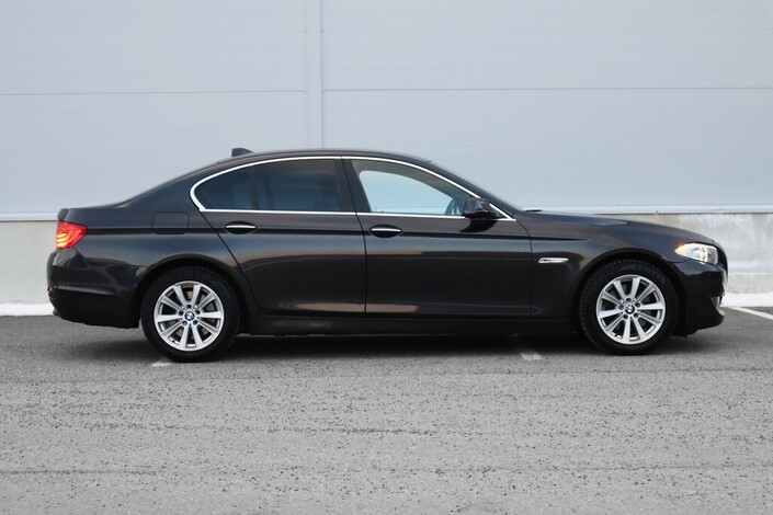 BMW 520 A F10 Sedan Business, vm. 2011, 261 tkm (3 / 9)
