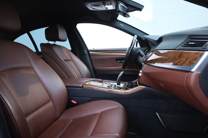 BMW 520 A F10 Sedan Business, vm. 2011, 261 tkm (8 / 18)