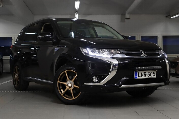 Mitsubishi Outlander PHEV Instyle Navi Business 4WD 5P, vm. 2017, 162 tkm (1 / 23)