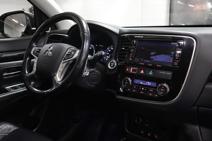 Mitsubishi Outlander PHEV Instyle Navi Business 4WD 5P, vm. 2017, 162 tkm (13 / 23)