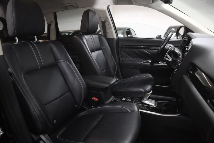 Mitsubishi Outlander PHEV Instyle Navi Business 4WD 5P, vm. 2017, 162 tkm (20 / 23)