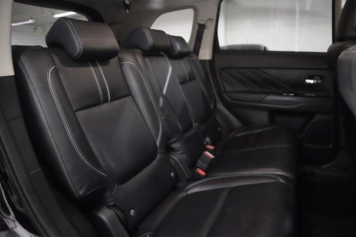 Mitsubishi Outlander PHEV Instyle Navi Business 4WD 5P, vm. 2017, 162 tkm (21 / 23)