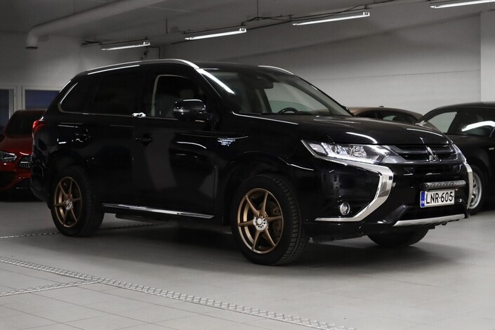 Mitsubishi Outlander PHEV Instyle Navi Business 4WD 5P, vm. 2017, 162 tkm (3 / 23)