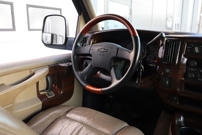 Chevrolet Chevy Van Explorer  Luxus Bussi  5.3 V8 Automaatti 6Hl, vm. 2004, 132 tkm (8 / 16)