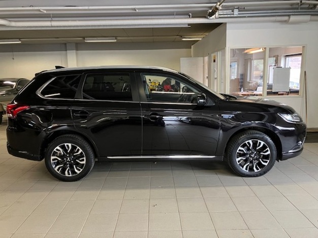 Mitsubishi Outlander PHEV EXE Navi 4WD 5P, vm. 2016, 131 tkm (2 / 13)