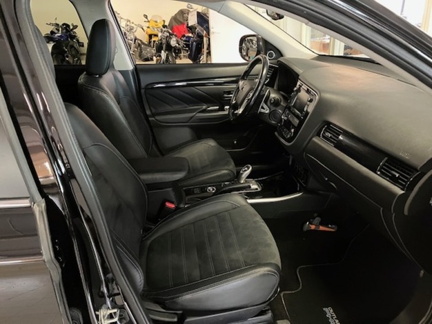 Mitsubishi Outlander PHEV EXE Navi 4WD 5P, vm. 2016, 131 tkm (3 / 13)