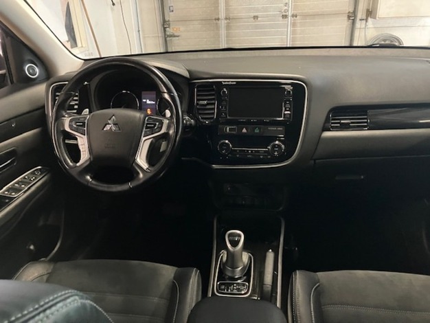 Mitsubishi Outlander PHEV EXE Navi 4WD 5P, vm. 2016, 131 tkm (5 / 13)