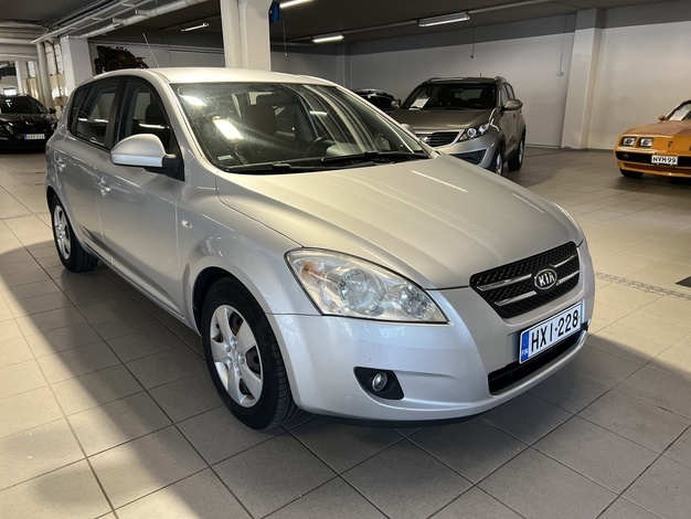 Kia cee'd 1,6 EX HB 5D A/T, vm. 2009, 133 tkm (2 / 12)