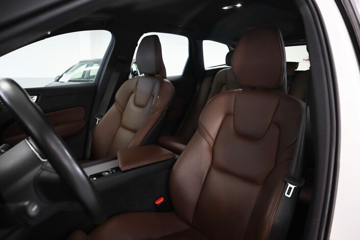 Volvo XC60 B4 AWD D-MHEV Business Inscription aut, vm. 2021, 139 tkm (19 / 25)