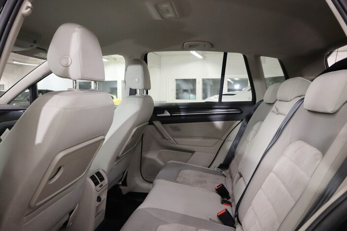 Volkswagen Golf Sportsvan Highline 1,6 TDI 81 kW (110 hv) DSG-automaatti, vm. 2016, 139 tkm (10 / 15)