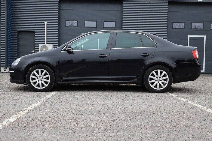 Volkswagen Jetta Comfortline JUBILEUM 1,6 TDI 77 kW (105 hv), vm. 2010, 302 tkm (4 / 16)