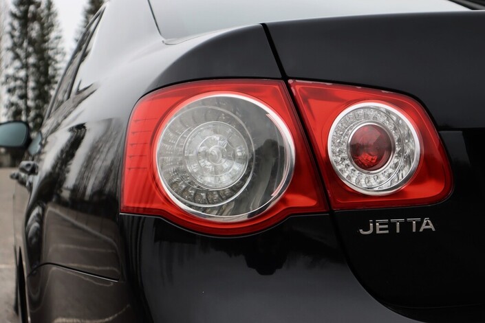 Volkswagen Jetta Comfortline JUBILEUM 1,6 TDI 77 kW (105 hv), vm. 2010, 302 tkm (7 / 16)