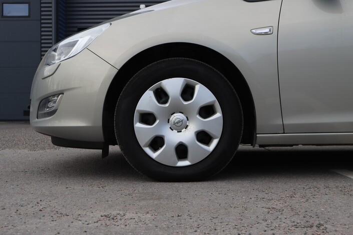 Opel Astra 5-ov Enjoy 1,4 Turbo Ecotec 103kW MT6, vm. 2010, 170 tkm (7 / 24)