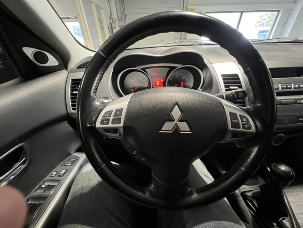 Mitsubishi Outlander 2,0 DID Intense+ Limited Business, vm. 2009, 351 tkm (13 / 18)