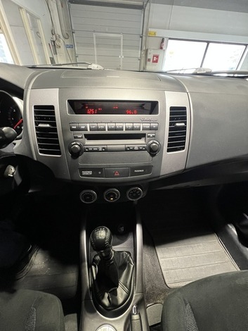 Mitsubishi Outlander 2,0 DID Intense+ Limited Business, vm. 2009, 351 tkm (14 / 18)