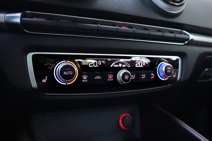 Audi A3 Sportback g-tron Business 1,4 TFSI CNG 81 kW S tronic, vm. 2015, 189 tkm (14 / 25)