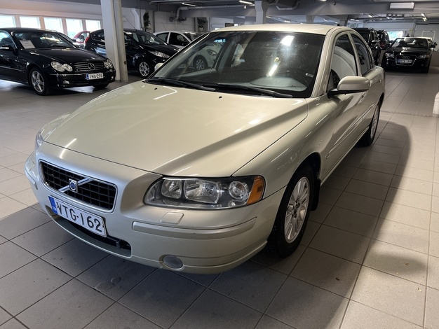 Volvo S60 2,4 170hv Momentum BUSINESS, vm. 2005, 420 tkm (1 / 12)