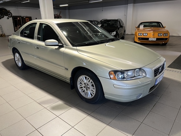 Volvo S60 2,4 170hv Momentum BUSINESS, vm. 2005, 420 tkm (2 / 12)