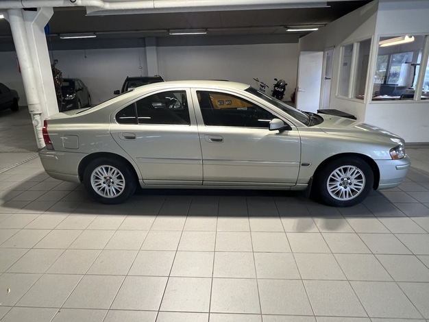 Volvo S60 2,4 170hv Momentum BUSINESS, vm. 2005, 420 tkm (3 / 12)