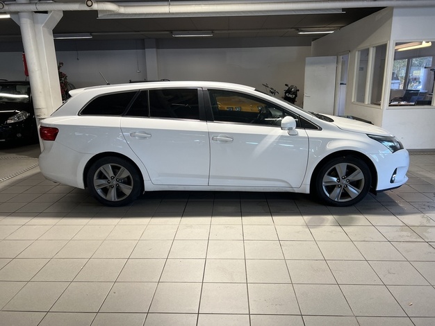 Toyota Avensis 2,0 D-4D DPF Active Wagon, vm. 2014, 262 tkm (3 / 10)