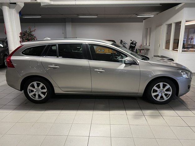 Volvo V60 1,6D DRIVe Momentum, vm. 2011, 299 tkm (3 / 12)