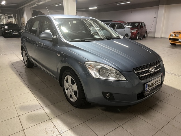 Kia cee'd 1,6 CRDi 84 kW EX HB 5D, vm. 2009, 282 tkm (2 / 8)