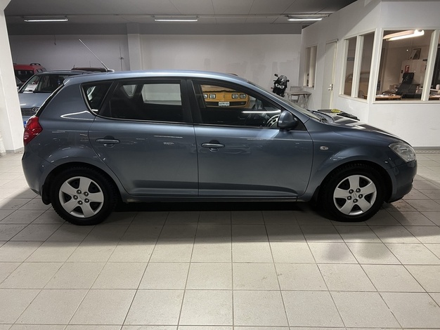 Kia cee'd 1,6 CRDi 84 kW EX HB 5D, vm. 2009, 282 tkm (3 / 8)