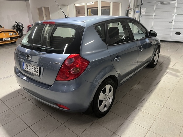 Kia cee'd 1,6 CRDi 84 kW EX HB 5D, vm. 2009, 282 tkm (4 / 8)
