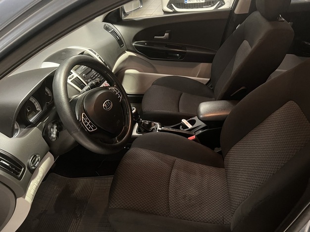 Kia cee'd 1,6 CRDi 84 kW EX HB 5D, vm. 2009, 282 tkm (6 / 8)