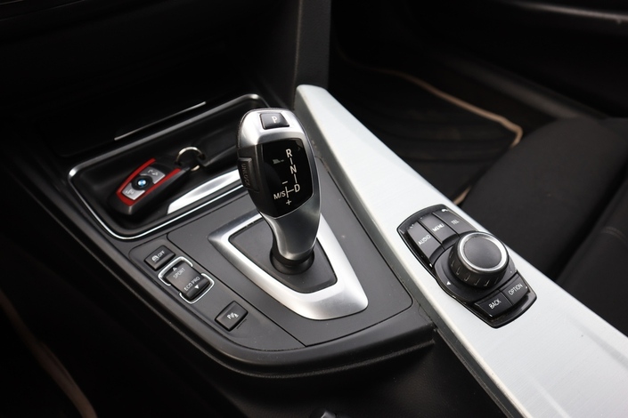 BMW 320 TwinPower Turbo A xDrive F31 Touring Sport Line Automatic, vm. 2013, 285 tkm (16 / 21)